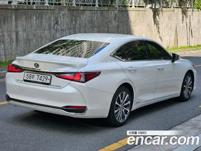 Lexus ES300h 2019 — Photo 3/20