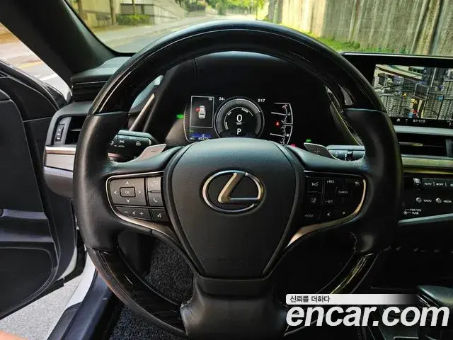 Lexus ES300h 2019 — Photo 6/20