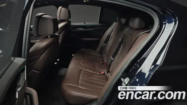 BMW 5 Series 2023 — Photo 12/20