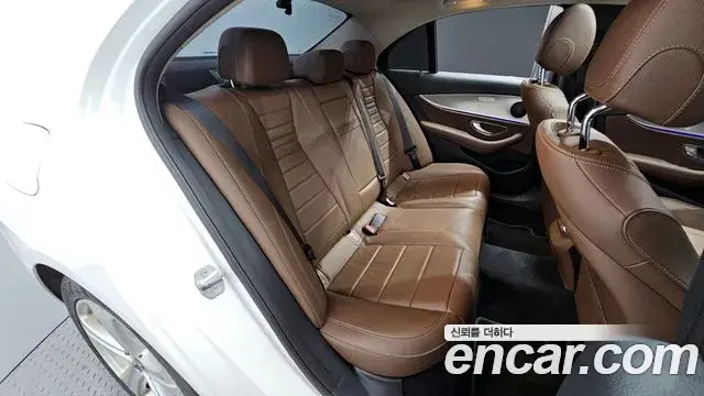 Mercedes-Benz E-Class 2018 — ფოტო 19/20