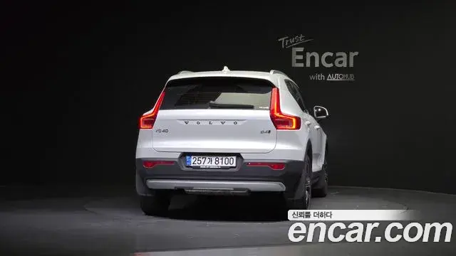 Volvo XC40 2021 — ფოტო 7/20