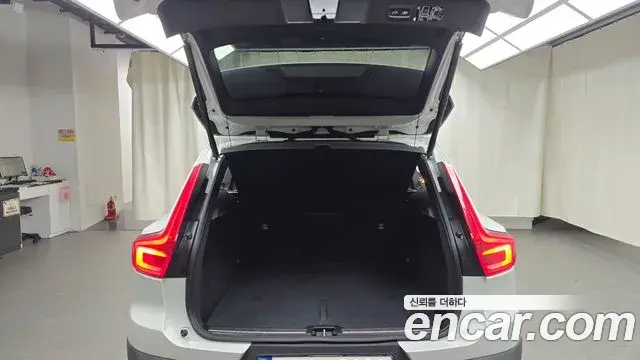 Volvo XC40 2021 — ფოტო 1/20