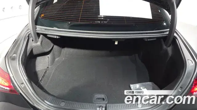 Mercedes-Benz E-Class 2021 — Photo 3/20