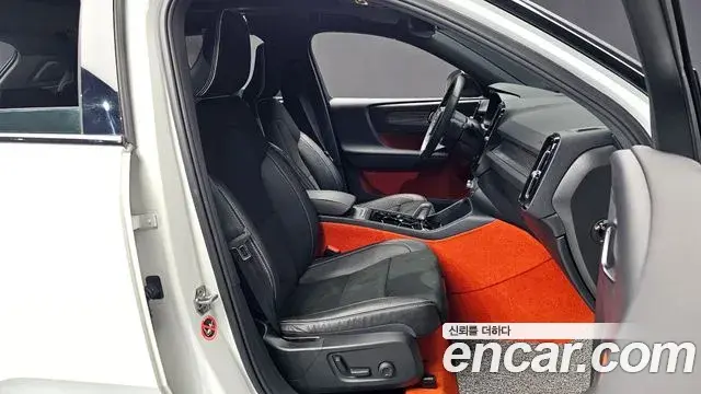 Volvo XC40 2020 — Photo 2/19