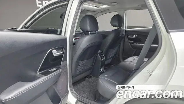 Kia Niro 2020 — ფოტო 17/20