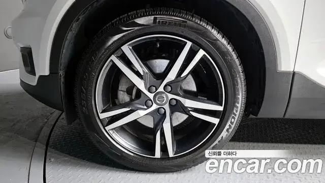 Volvo XC40 2020 — Photo 9/20