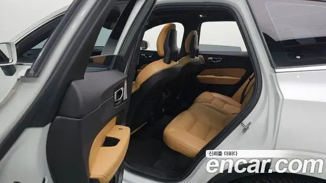 Volvo XC60 2018 — Фото 19/20