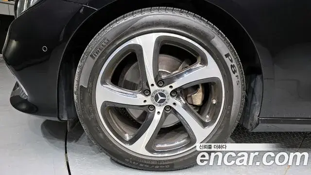 Mercedes-Benz E-Class 2020 — Photo 18/20