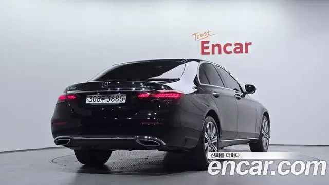 Mercedes-Benz E-Class 2023 — ფოტო 7/20