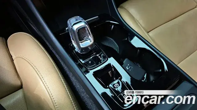 Volvo XC40 2021 — Фото 9/20