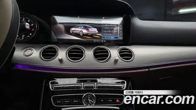 Mercedes-Benz E-Class 2018 — Photo 11/20