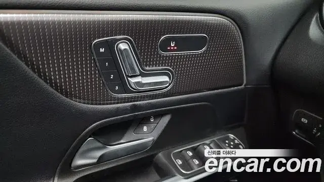 Mercedes-Benz GLB-Class 2021 — Фото 14/20
