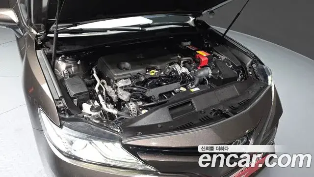 Toyota Camry 2019 — Фото 6/20