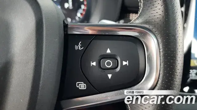 Volvo XC40 2018 — ფოტო 14/37