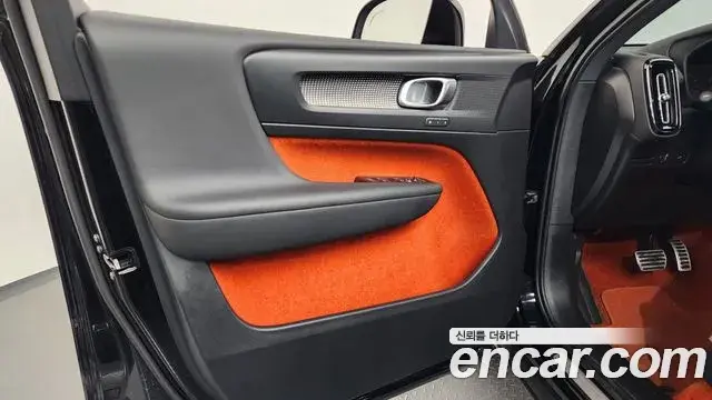 Volvo XC40 2018 — ფოტო 26/37