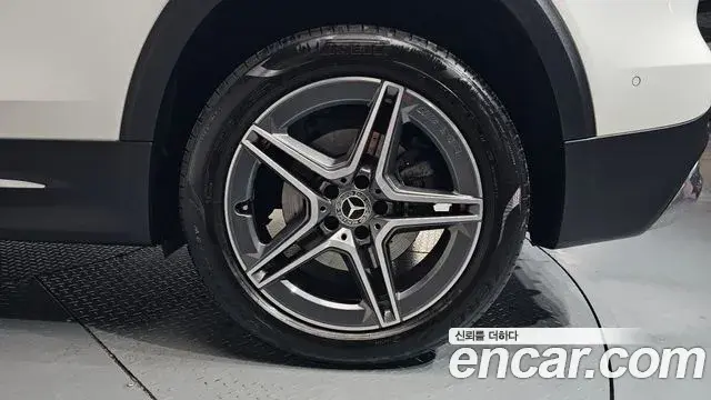 Mercedes-Benz GLB-Class 2023 — Photo 28/33