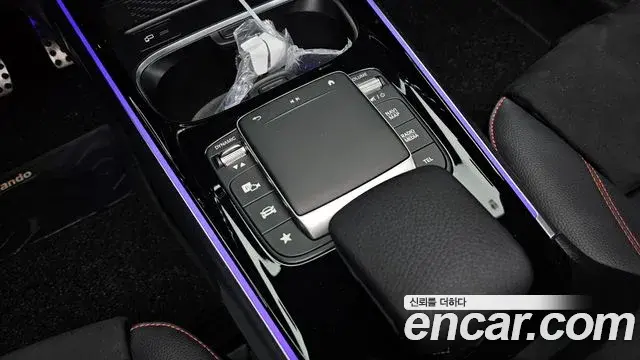 Mercedes-Benz GLB-Class 2023 — Photo 21/33