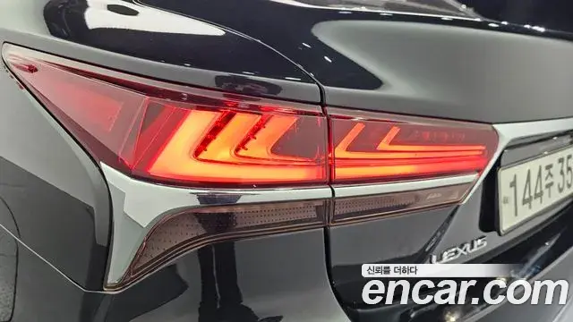 Lexus LS500h 2019 — ფოტო 31/35