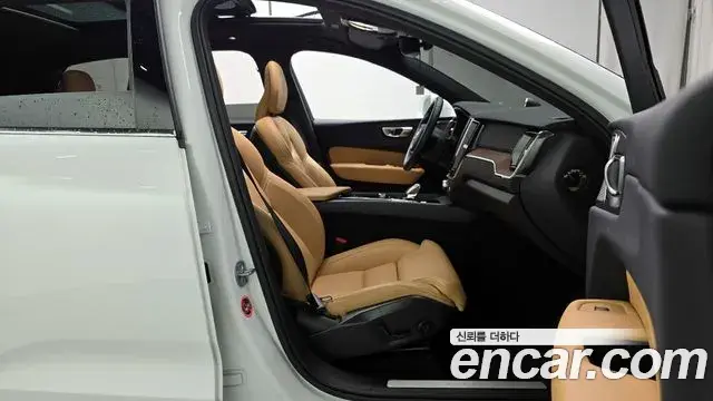 Volvo XC60 2023 — Photo 9/32