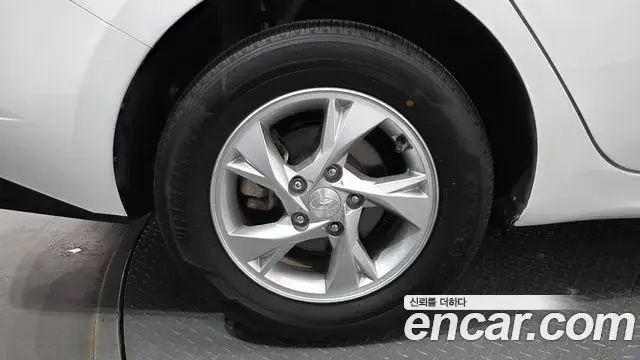Hyundai The New Avante Hybrid 2021 — Photo 8/20