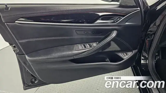 BMW 5 Series 2020 — Photo 22/33