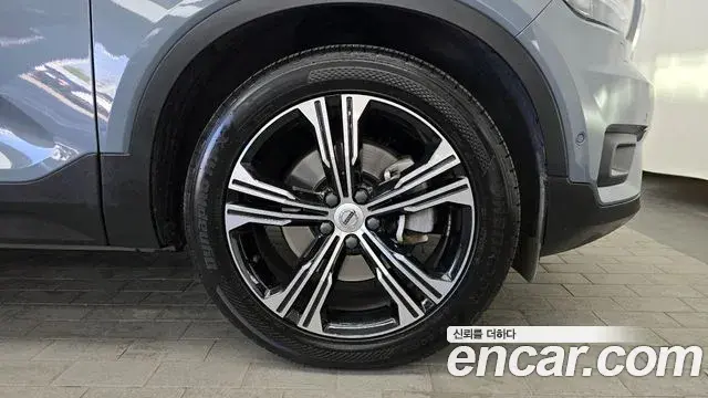 Volvo XC40 2021 — Şəkil 22/34