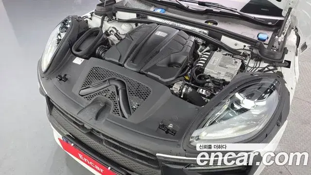 Porsche Macan 2023 — ფოტო 29/32