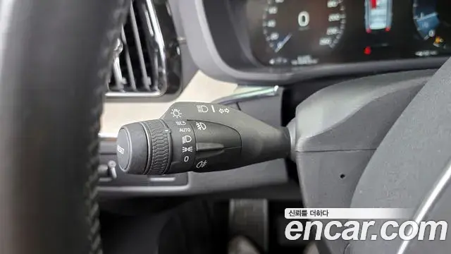 Volvo XC60 2018 — Şəkil 27/34