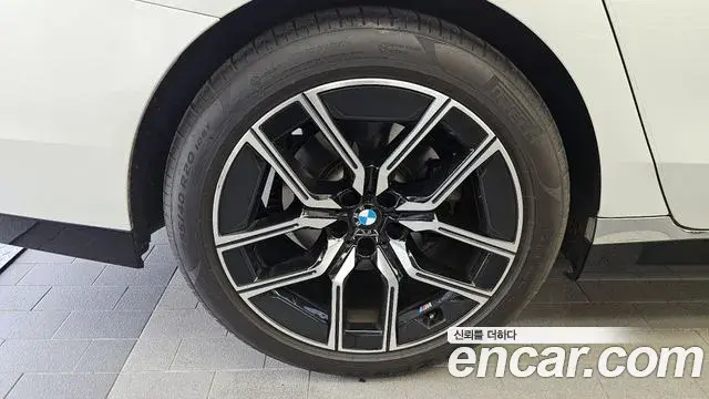 BMW 7 Series 2023 — Şəkil 30/32