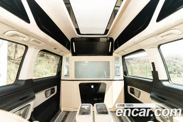 Mercedes-Benz V-Class 2025 — Photo 8/17
