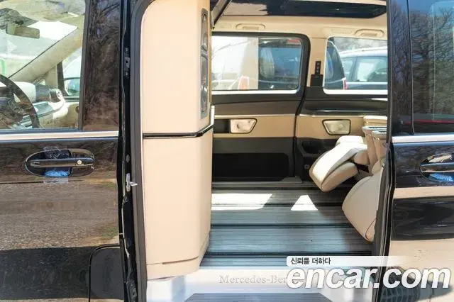 Mercedes-Benz V-Class 2025 — Photo 6/17