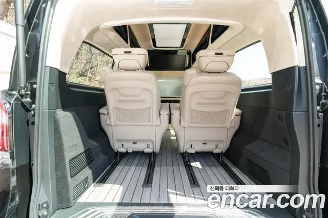 Mercedes-Benz V-Class 2025 — Photo 4/17