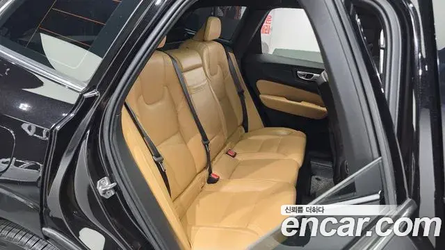 Volvo XC60 2018 — Şəkil 31/34