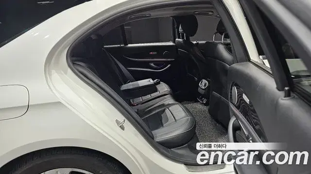 Mercedes-Benz E-Class 2018 — Фото 11/20