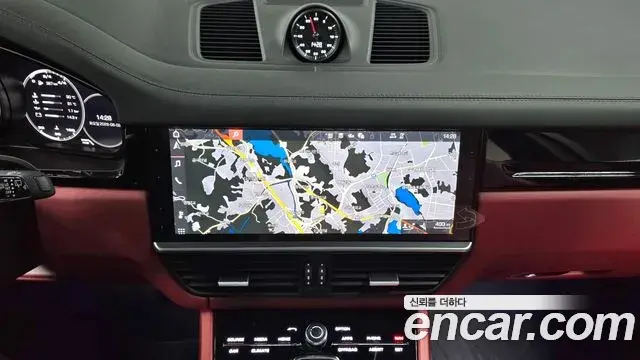 Porsche Cayenne 2020 — Photo 22/35