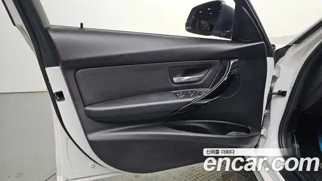 BMW 3 Series 2018 — Photo 23/32