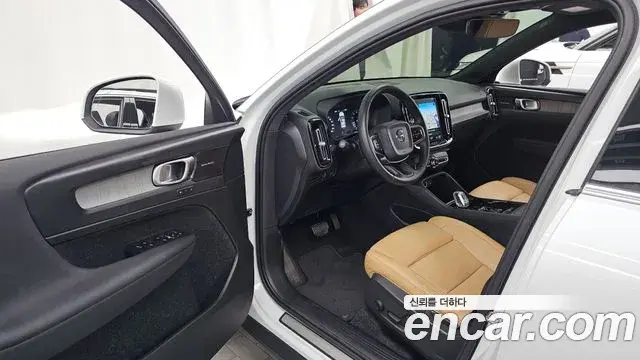 Volvo XC40 2020 — Фото 10/20
