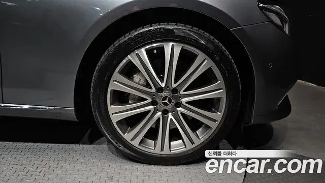 Mercedes-Benz E-Class 2020 — Şəkil 28/30