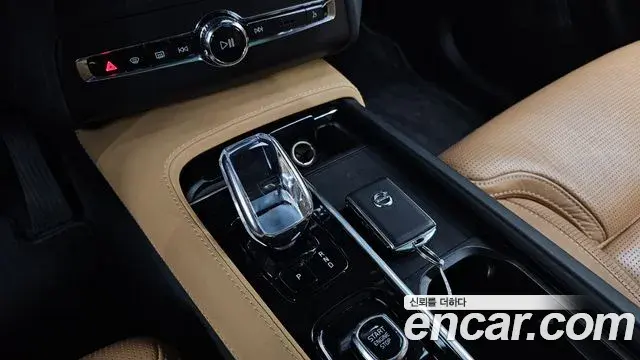 Volvo XC90 2022 — ფოტო 33/35