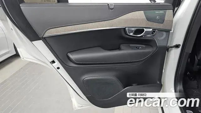 Volvo XC90 2023 — ფოტო 22/35