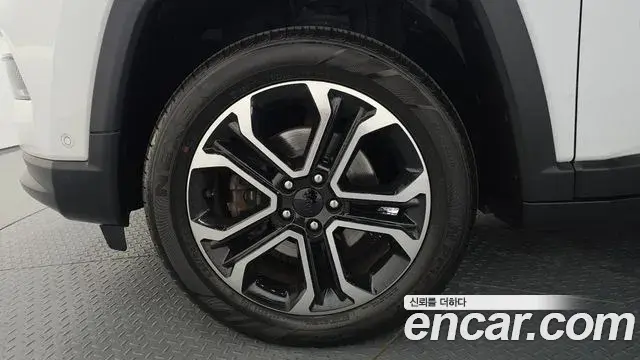 Jeep Compass 2022 — ფოტო 35/35