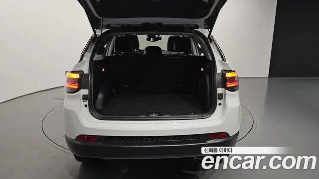 Jeep Compass 2022 — ფოტო 28/35
