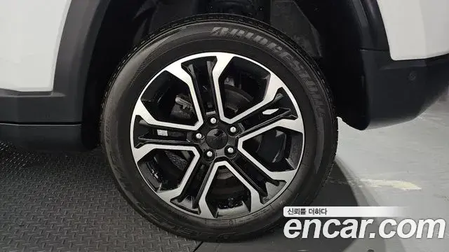 Jeep Compass 2022 — ფოტო 34/35