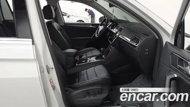 Volkswagen Tiguan 2018 — Şəkil 10/35