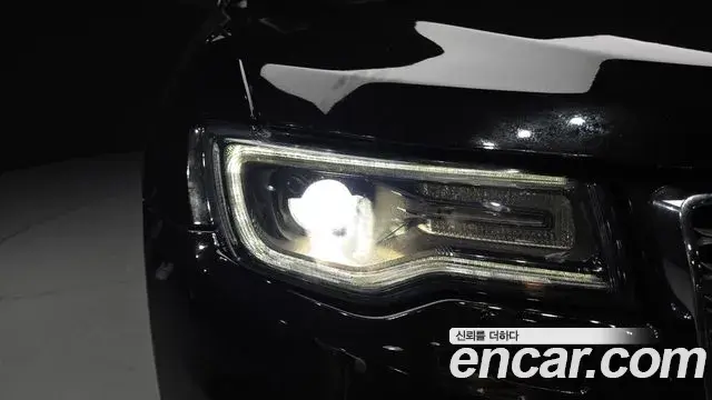 Jeep Grand Cherokee 2018 — ფოტო 15/36
