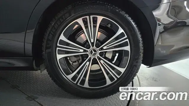 Mercedes-Benz E-Class 2025 — Photo 1/30
