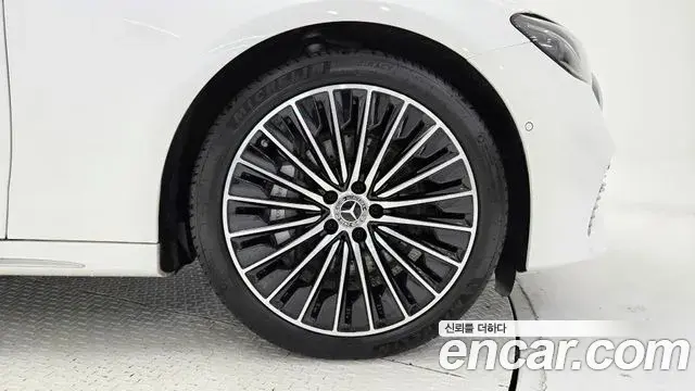 Mercedes-Benz E-Class 2025 — ფოტო 4/17