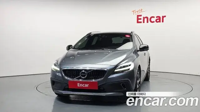 Volvo V40 Cross Country 2019 — ფოტო 28/31