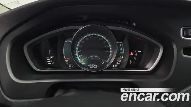 Volvo V40 Cross Country 2019 — ფოტო 13/31