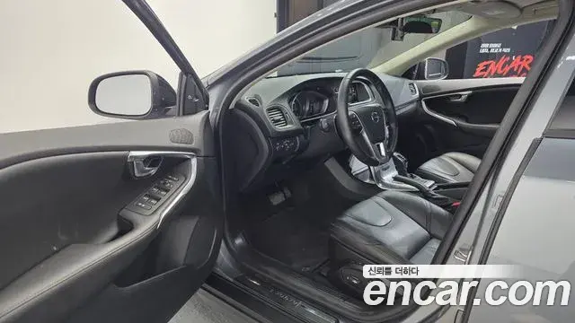 Volvo V40 Cross Country 2019 — ფოტო 7/31